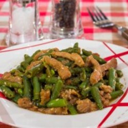 Свинина, жаренная со стручковой фасолью и кунжутом