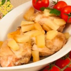 Курица, тушенная с ананасами