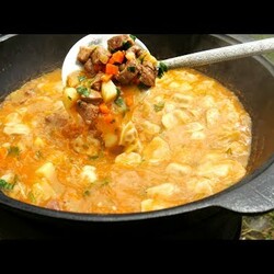 ШУРПА С ПЕЛЬМЕНЯМИ/ЧУЧВАРА ШУРПА В КАЗАНЕ НА КОСТРЕ