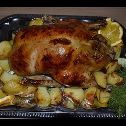 утка запечённая в духовке с картофелем и яблоками