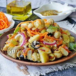 Тёплый салат с молодым картофелем, морковкой по-корейски и оливками