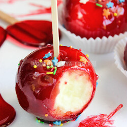 Яблоки в карамели на палочке