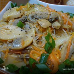 Фунчоза с грибами и овощами. Ингредиенты: фунчоза, морковь, перец болгарский