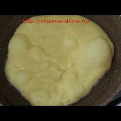 Сдобные лепешки из дрожжевого теста на основе сырых прессованных дрожжей жареные на сковороде