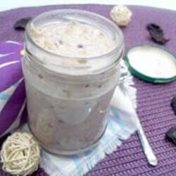 Овсянка в банке с изюмом, малиной и молоком