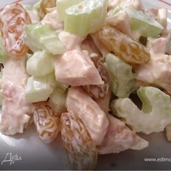 Салат с курицей, сельдереем и изюмом, пошаговый рецепт на 576 ккал, фото, ингредиенты - Ирина Киселева