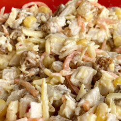 Салат с курицей, изюмом и корейской морковью. Рецепт