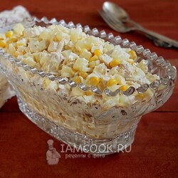 Салат с курицей, ананасом, кукурузой, сыром и яйцом — рецепт с фото
