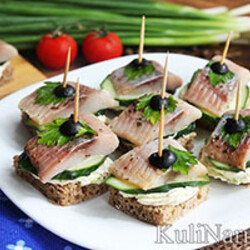 Канапе с селедкой и черным хлебом
