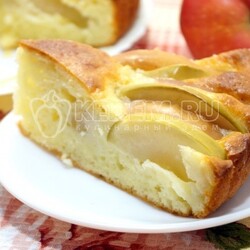 Шарлотка с творогом и яблоками