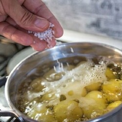 «Отмороженная» картошка в духовке: гарнир, который хочется готовить снова и снова