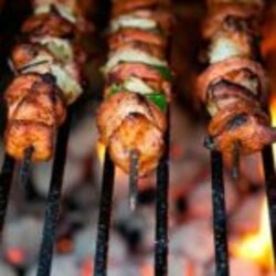 12 рецептов маринадов, превращающих шашлык из свинины в полезное блюдо