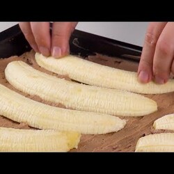 Кладем 10 половинок банана на тесто. Этот узор покорит всех!