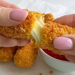 СЫРНЫЕ ПАЛОЧКИ С ЯГОДНЫМ СОУСОМ