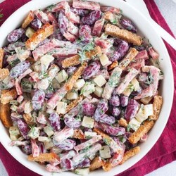 Салат с фасолью и копченой курицей