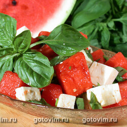 Салат из арбуза с сыром фета