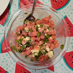Летний салат из арбуза с сыром