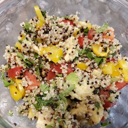 Салат с киноа и авокадо (сытно для стройнеющих)