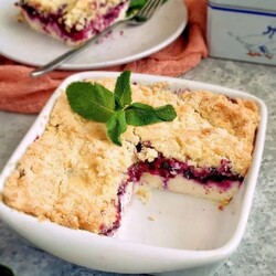 Творожный пирог с ягодой и насыпным верхом