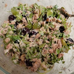 Шикарный салат из тунца с виноградом и орехом