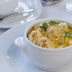 Пельмени в горшочке с овощами и сыром