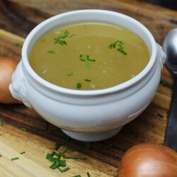 Die Rindersuppe: Feines Winter-Rezept in einfachen 3 Schritten