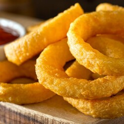 Ароматные луковые кольца в кляре из пива