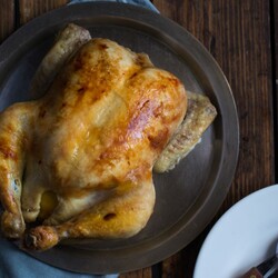 Курица, запечённая в духовке с лимоном, луком и чесноком