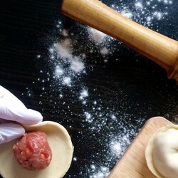 Тазик пельменей за 20 минут: Сибирский способ скоростной лепки