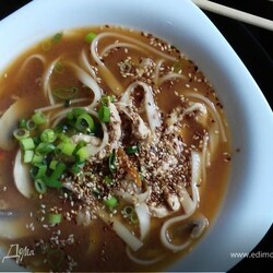 Мисо-суп. Ингредиенты: куриное филе, грибы, лапша