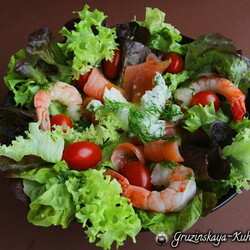 Салат с креветками и копченым лососем