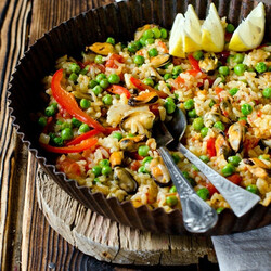 Паэлья с мидиями, перцем и горошком