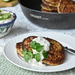 Оладьи из цветной капусты с греческим соусом