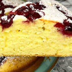 Пирог на кефире с вишней