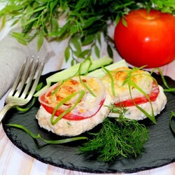 Куриные котлеты, запеченные под шубой