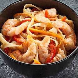 Рисовая лапша с кокосовым молоком и креветками по-тайски