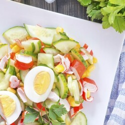 10 интересных салатов с крабовыми палочками