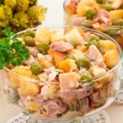Салат с сухариками, горошком и копченым окорочком