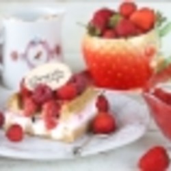 Диетическое тыквенное пирожное из бельгийских вафель с клубничным соусом