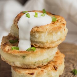 Воздушные картофельные оладьи с сыром и зелёным луком