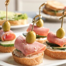 Канапе с ветчиной и огурцом