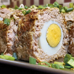 Мясные рулеты с яйцом на сковороде в пекарской бумаге