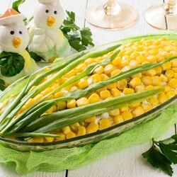 Салат с кукурузой и черносливом