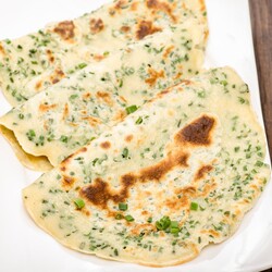 Лепёшки с сыром и зеленью на сковороде