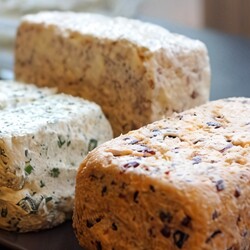 Три вида сырных закусок с крекерами