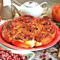 Пирог из булочек с арахисовой пастой и яблоками