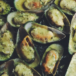 Мидии, запеченные с чесночным соусом и сыром