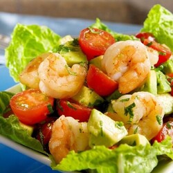 Салат с креветками и помидорами черри