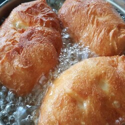 Вокзальное тесто на пирожки: хитрость кроется в рассоле и картофельном отваре