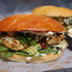 Сэндвич с курицей в медово-горчичной заправке, сливочным соусом ранч и вялеными томатами — fastfoodint